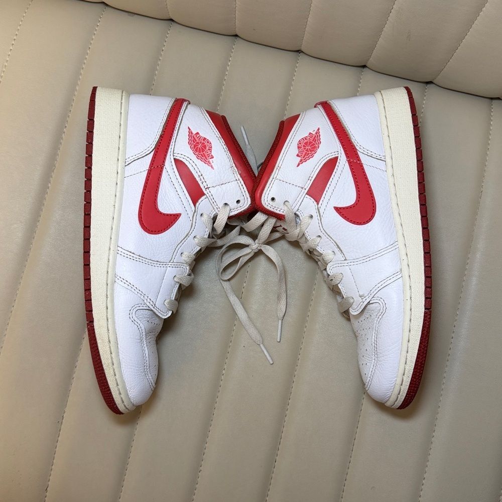 Jordan 1 Mid SE Sneakers Size 6Y Womens 7.5-8 Nike Red and White High-Top Shoes
